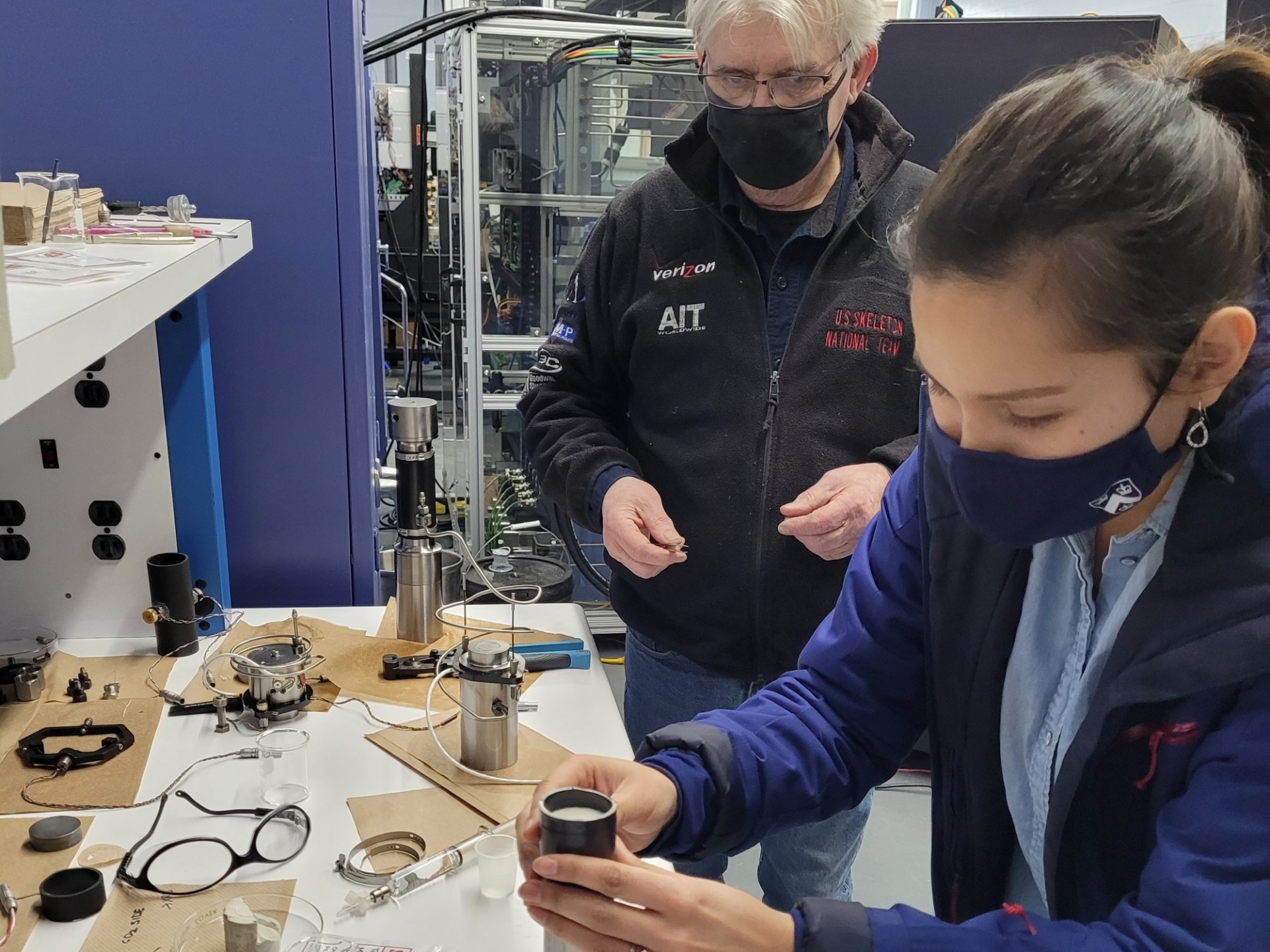 Catalina Sanchez-Roa prepares a sample for the triaxial apparatus while Ted Koczynski looks on (2021).
