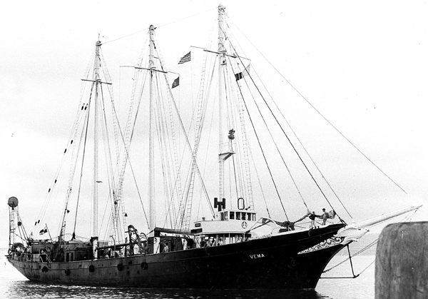 R/V Vema approaches the Piermont Pier, circa 1960.