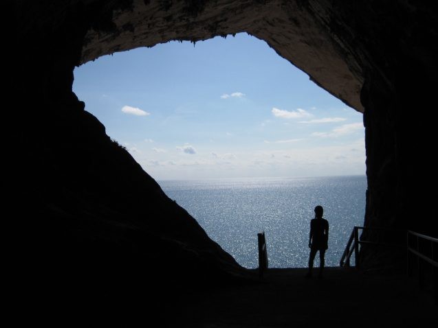 Entrance to a cave on the island of Mallorca where scientists have discovered deposits that record past sea levels. Credit: B.P. Onac