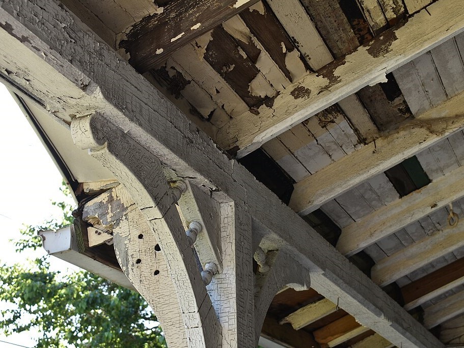 Lead paint applied to a porch, cracking and flaking off. Lead paint may be found on houses built before 1978. Credit: Ich