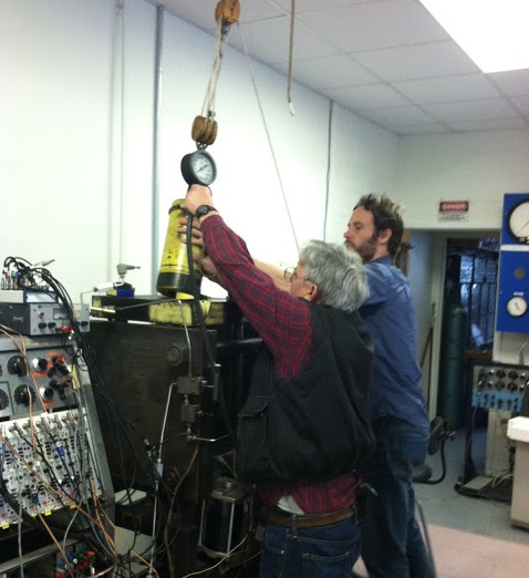 Nick van der Elst and Ted Koczynski change the seals on the hydraulic piston of the biax (2016).