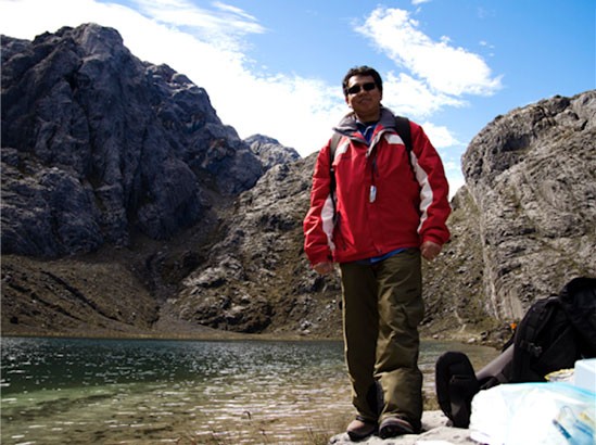  Dwi Susanto of Lamont-Doherty Earth Observatory at high-elevation lake.