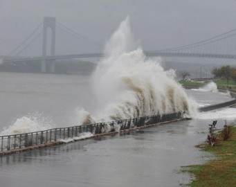 hurricane sandy postpones walls and her glass L gFD3Y5 341x270.jpeg