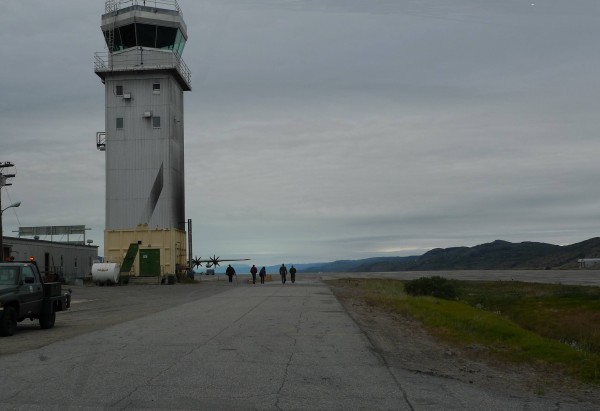 The team heads to the aircraft at Kangerlussuaq Airbase. (Photo M. Turrin)