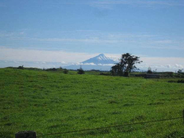 On the last day of fieldwork the team sampled in the Taranaki region on the North Island. Mount Taranaki, an active volcano, stands in the distance at a sampling well. Alan9-625