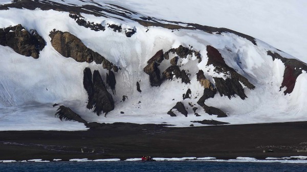 First group of delegates arrives onshore at Deception Island (photo M. Turrin)
