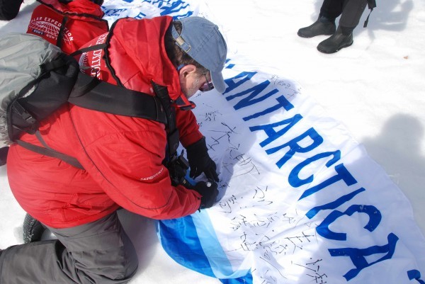 Art Lerner-Lam signs the Antarctic Forum banner for The Great Wall Station. (Photo Xiaojun Yuan).