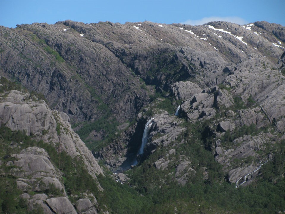 The layers of rock in the Hornelen basin are remarkably regular and well preserved, as if someone had laid out a stack of playing cards. The steps between layers are created as the layers of rock erode at different rates based on the average size of Norway 10