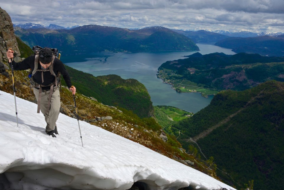The youngest layers of the basin can be found at the top of steep slopes with breathtaking views. It was late June when Templetonâs team climbed up the steep walls of the Skjerdal valley, but a snowy traverse was still required. (Fossen)
Norway 8