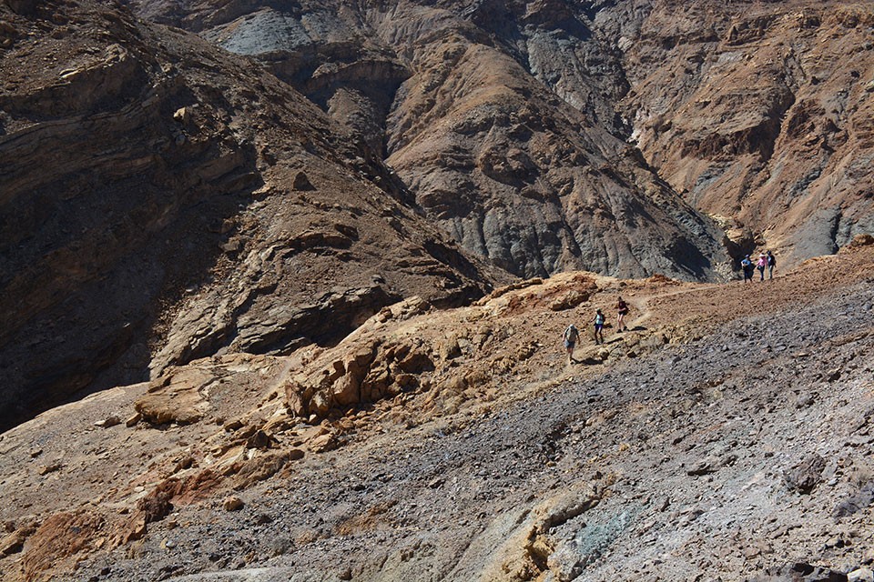 On this hill above Mosaic Canyon, the students followed Christie-Blick around the ridge to the right to look at the orientation of the fault dividing the brown and gray rocks. Observing the fault from another vantage point allows the students to figu contact