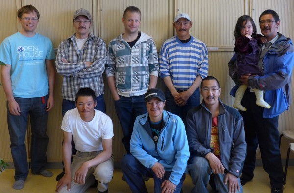 Fishermen and community members from the town meeting. (Dave, Edvin (meeting translator), Søren, Gabriel, Ella, Magnus in the back row). (Photo M. Turrin) 