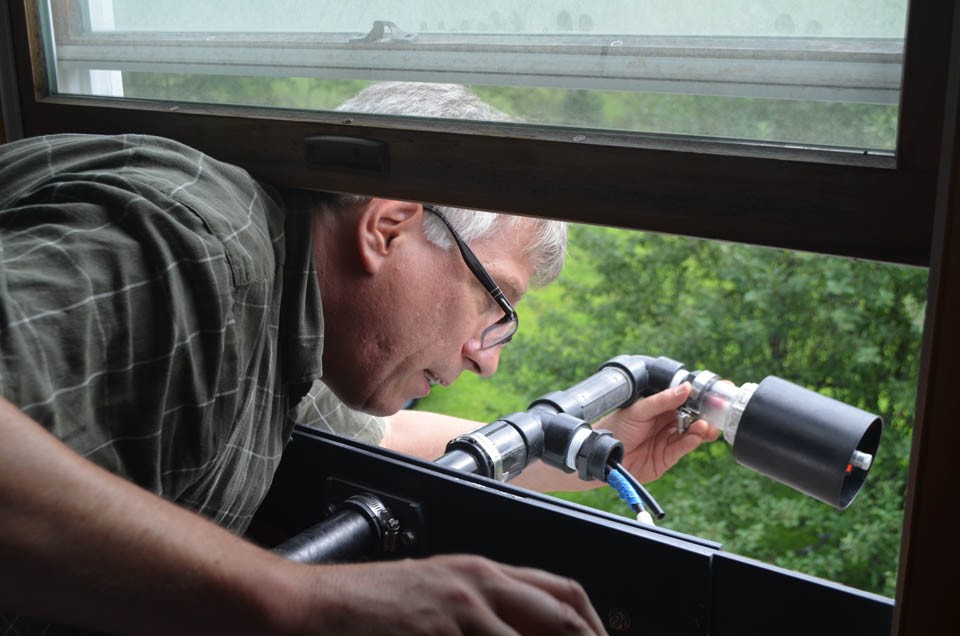 The sampler is designed to detect fine dust, and black carbon, a good tracer of diesel fumes. 13
