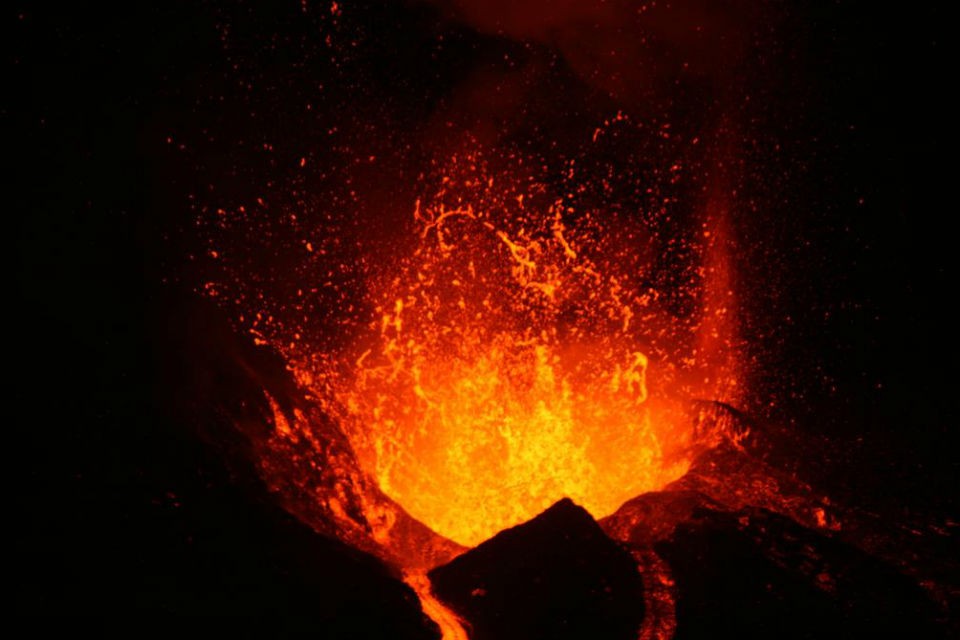 As they burst, molten lava splattered in a dazzling show of fireworks. RR eruption 960