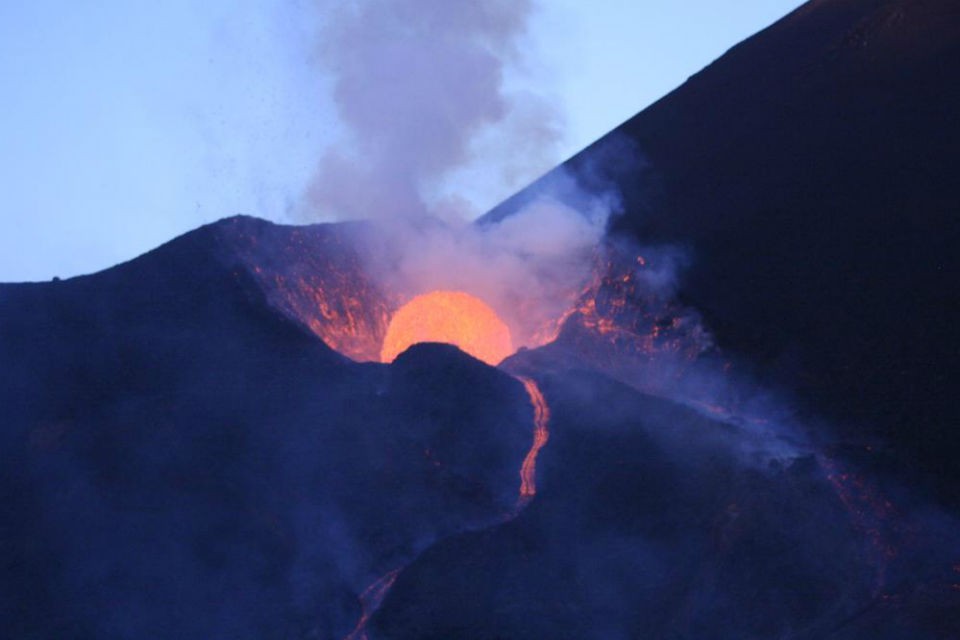 In the early days of the eruption 600-foot globes of lava came roaring from the crater, propelled by volcanic gases below. Like bubbles of soap, the globes eventually popped. eruption 3 960