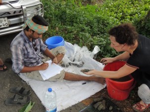 Basu and Céline describing the sediment samples from  a tube well.
