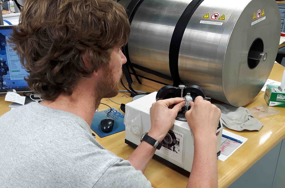 Jeroen van der Lubbe of the University of Amsterdam works with a cyrogenic magnetometer to analyze the magnetic properties of a sample. (Jens Gruetzner) jeroen-van-der-lubbe-cryomagnetometer-jens-gruetzner