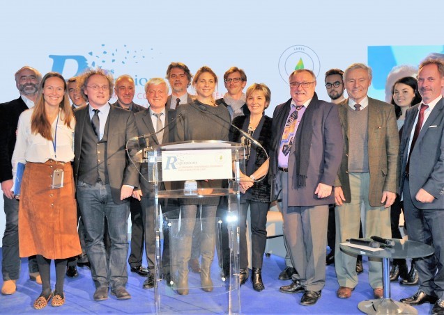 The Climate City team receiving the Generali Grand Prize for its innovative approach to climate challenges, on Nov. 23, 2015, at the second edition of “Les Respirations” in Paris, the first conference solely dedicated to air quality. Yves Tourre, an adjunct senior research scientist at the Lamont-Doherty Earth Observatory, stands just to the right of the podium.
