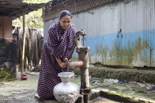 Jhohora Akhter, 30, of Iruain village, draws water from the family well, which is contaminated with arsenic. Jhohora’s mother Jahanara Begum died of arsenic-related health conditions. Her father suffers from diabetes, an illness associated with chronic arsenic exposure. Her brother Ruhul Amin also suffers arsenic-related health conditions. Photo: © 2016 Atish Saha for Human Rights Watch