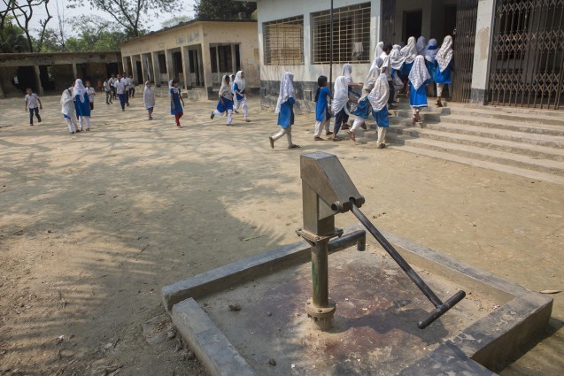 A broken-down and unused government tubewell in a school playground. When Human Rights Watch visited Iruain in July 2015, the village was without any government-installed functioning and publicly accessible water points. Photo: © 2016 Atish Saha for Human Rights Watch 