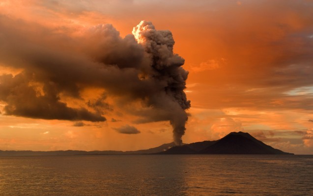 A new statistical method inspired by economics is helping scientists identify old volcanic eruptions through temperature changes. Photo: Volcano in Papua New Guinea, by Taro Taylor/CC-BY-2.0 