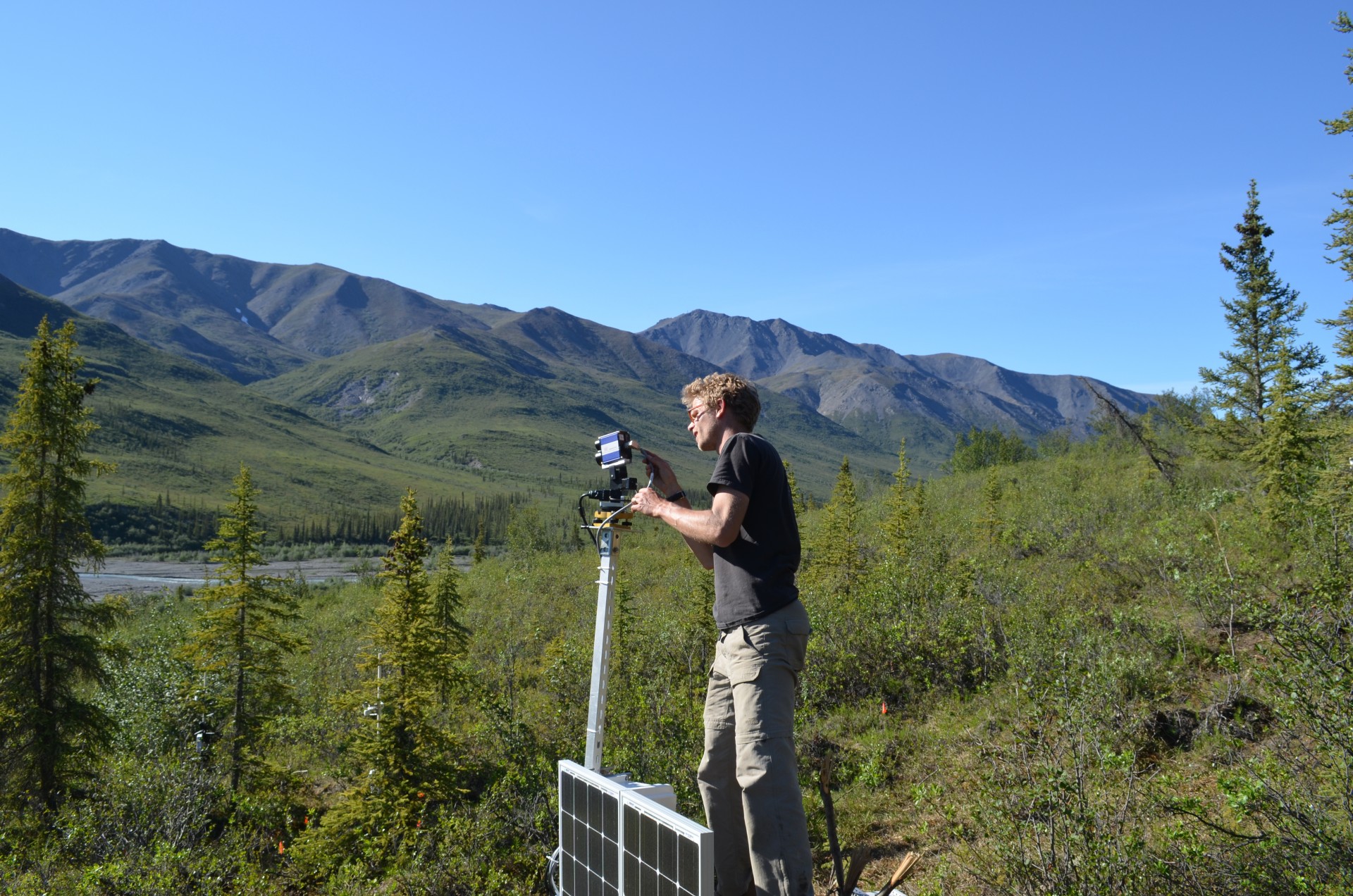 Team leader Jan Eitel of the University of Idaho sets up a solar-powered radar camera that will scan a study site continuously for years, to capture how trees respond to changing conditions.