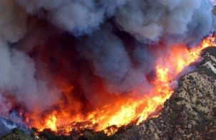 The 2003 Simi Valley Fire ravages a mountainside in Southern California's Simi Valley. Image: U.S. Air Force/Senior Master Sgt. Dennis W. Goff