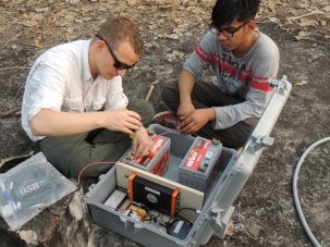 2WiringBatteries 303x227.jpg