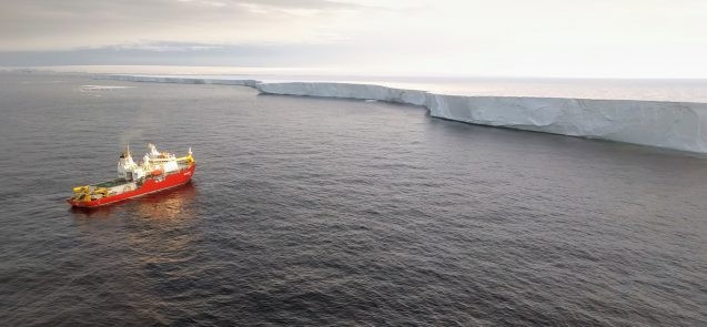 The South Korean research vessel Araon in front of West Antarctica’s Getz Ice Shelf, viewed from a helicopter after researchers deployed on-ice instruments during summer 2018. (Photo courtesy of Pierre Dutrieux)