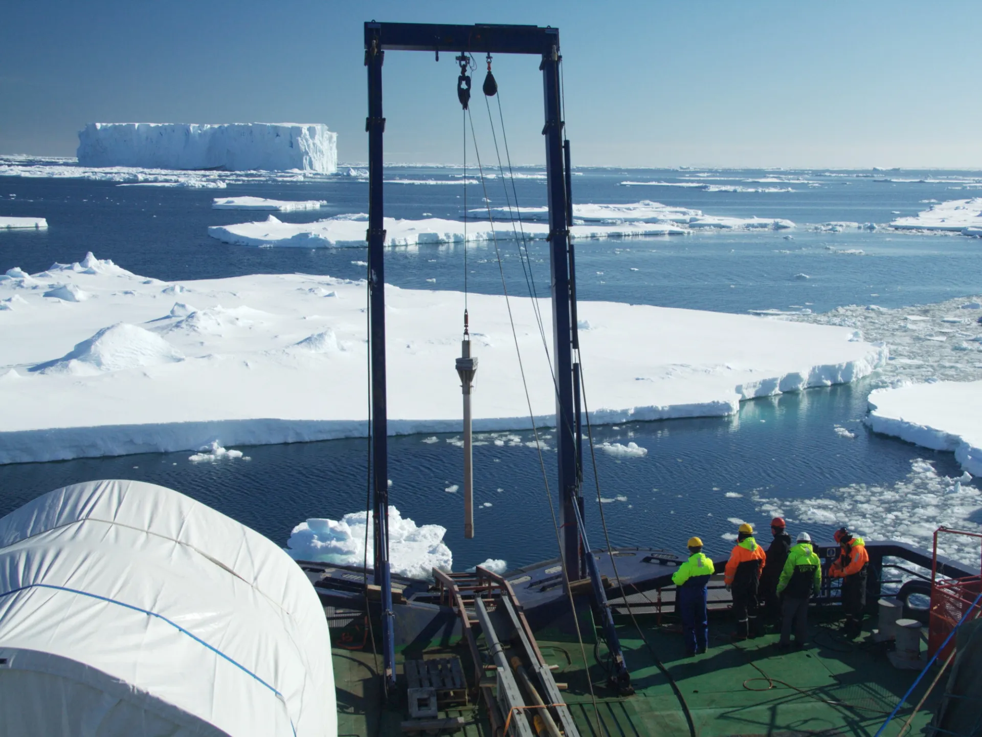 Sediment coring from icebreaker Oden in Amundsen Sea. Credit: Frank Nitsche