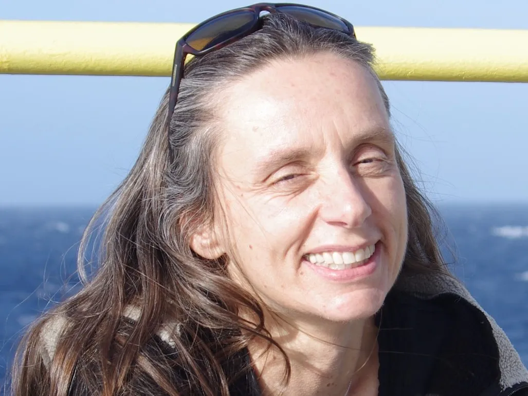 Alt: Gisela Winckler aboard the R/V Joides Resolution in the South Pacific. Credit: C. Alvarez Zarikian
