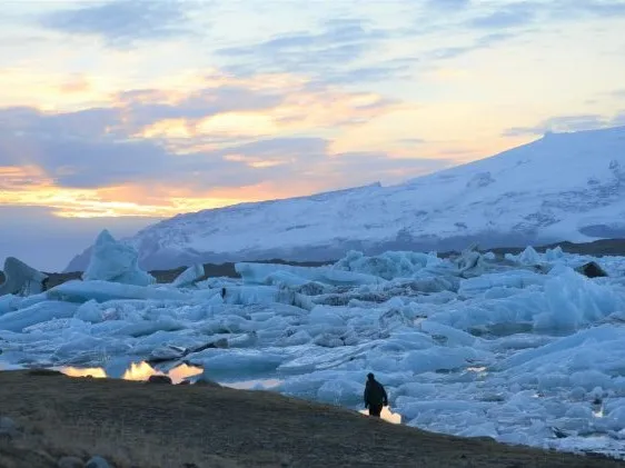 Ice discharged from Iceland’s Breiðamerkurjökull glacier. Credit: Kevin Krajick