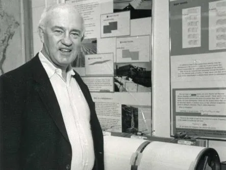 Lynn Sykes with an old-fashioned rotating-drum seismograph at Lamont-Doherty Earth Observatory, ca. 2015.