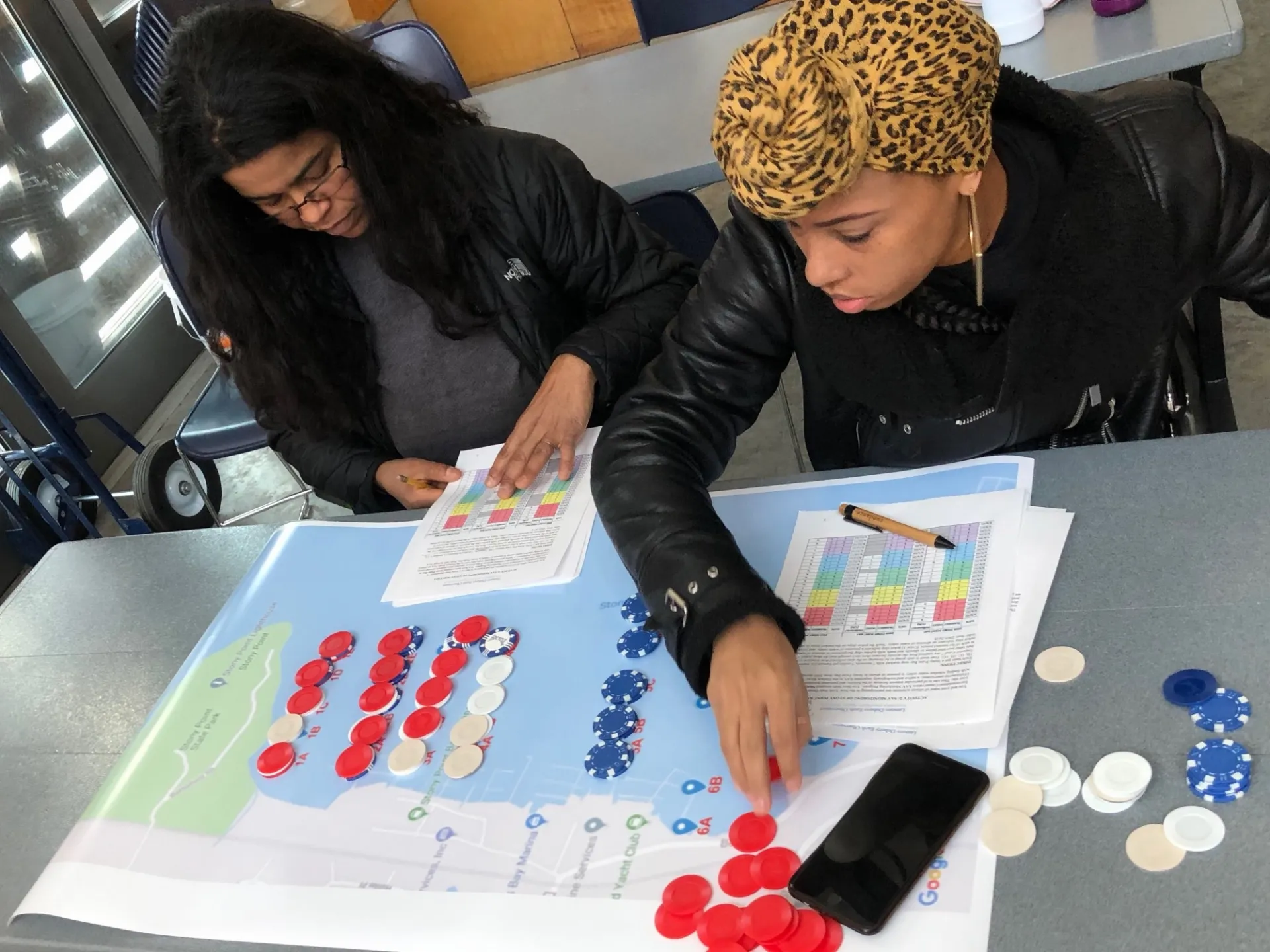 Formal and informal educators learn about Hudson River biology through a hands-on professional learning experience. Credit: Margie Turrin
