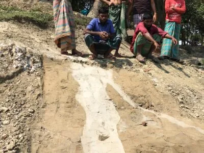Image 2 40 Cm Wide Sand Dike With Local People And OSL Sample At Base Chamberlain 400x300.jpg