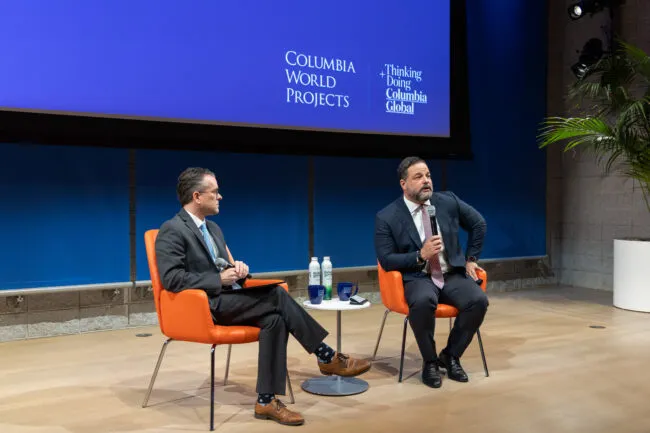 Armando Paíno Henríquez Dajer, minister of the environment and natural resources of the Dominican Republic, in conversation with Jeff Schlegelmilch on a stage