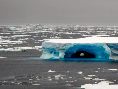 Icebergs In The Admunsen Sea 2 400x300.jpeg