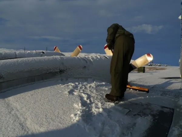 Sweeping the snow off 600x450.jpg