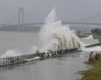 Hurricane Sandy Postpones Walls And Her Glass L GFD3Y5 341x270.jpeg