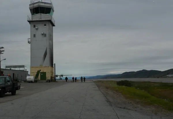 The team heads to the aircraft at Kangerlussuaq Airbase. (Photo M. Turrin)