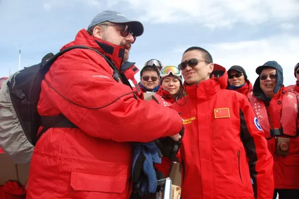 Art Lerner-Lam presents the current director of The Great Wall Station with a gift from Columbia. (Photo Xiaojun Yuan)