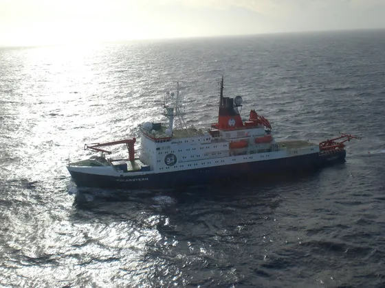The R/V Polarstern during cruise ANTXXVI/2. Photo: Jürgen Gossler, Alfred-Wegener-Institut