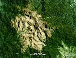 Google Earth images of glacial thumbprints at Mount Chirripo, Costa Rica (left) and Mount Wilhelm, Papua New Guinea (right).  Both mountains are located within 10° latitude of the equator.