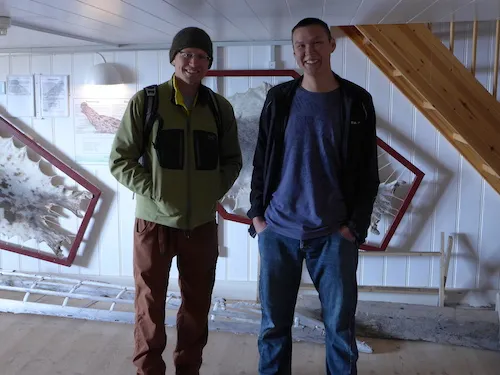 Dave (r) speaks with Edvard (l) about his life as a young Greenlandic growing up as the son of a hunter. (Photo M. Turrin)