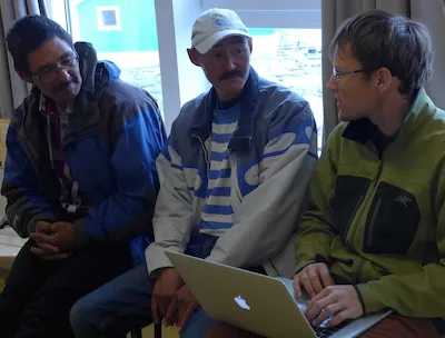 Magnus and Gabriel meet with Dave to discuss the planning for our measurements. (Photo M. Turrin) 