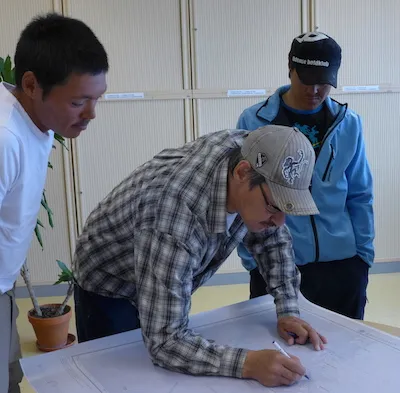 Gathering feedback from the community members on depths in the fjords. (Photo M. Turrin) 