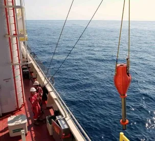 Crew members retrieve the beacon. (Credit: Jens Gruetzner, Alfred-Wegener-Institut for Polar and Marine Research) 
