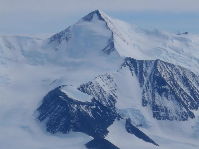 This spectacular mountain range dominates the skyline in the Peninsula. (Photo M. Turrin) 