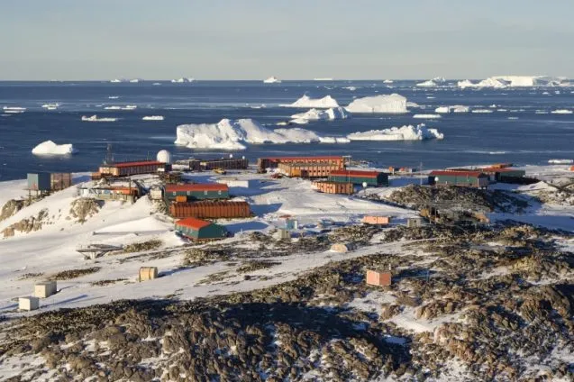 The Dumont d'Urville base where winds have been recorded at 199 mph. (photo credit Samuel Blanc)
