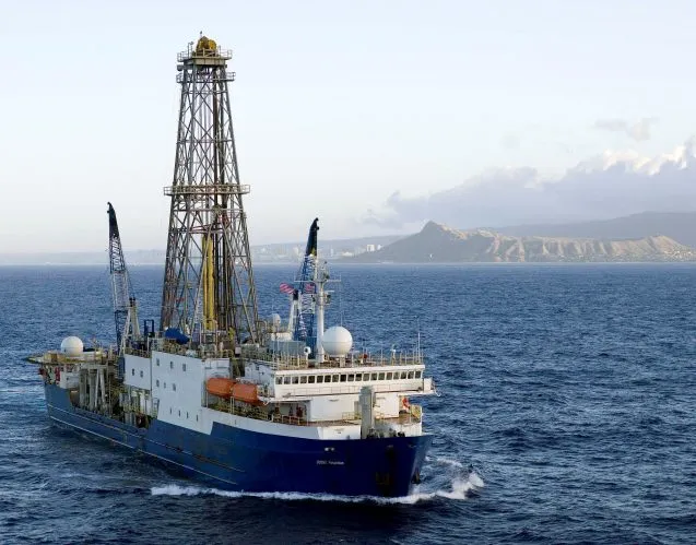 Offshore Honolulu 2 William Crawford IODP 637x499.jpg
