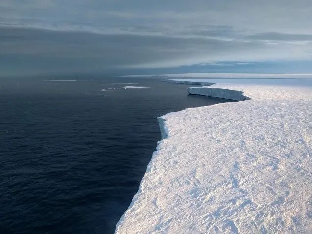 icebergs breaking off of antarctica